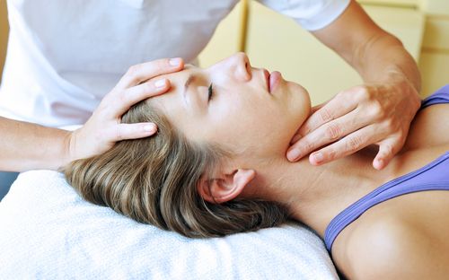 Cranio-Sacrale Therapie: Mit sanften Berührungen Blockaden lösen