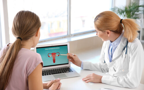 Schulstart: Ist es Zeit für den ersten Frauenärzt:innen-Besuch?