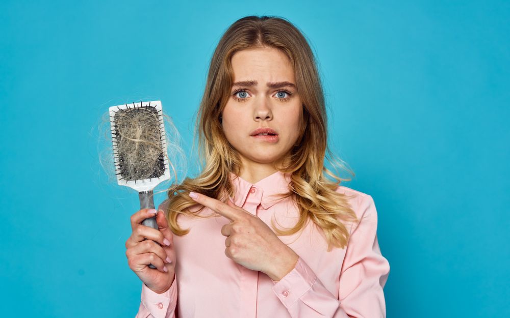 Haarausfall bei Frauen: Ursachenforschung & Therapie bei Woman & Health
