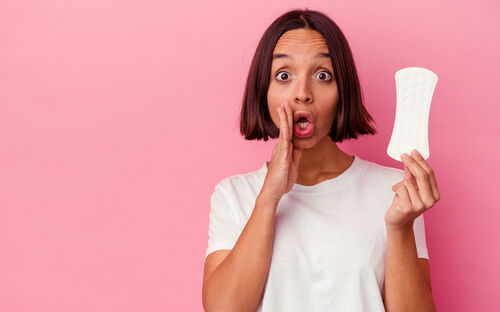 Zu schwache Regelblutung: Wann sollten Frauen deshalb zu Ärzt:innen?