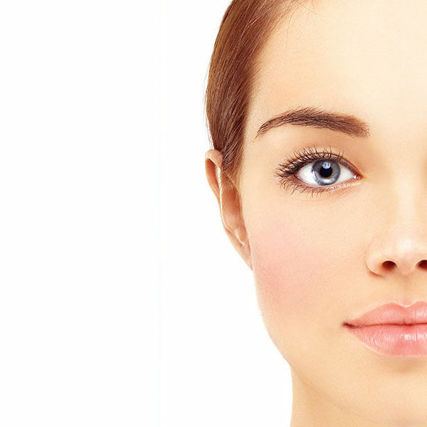 LidkorrekturDie Erschlaffung der Oberlider gehört zum natürlichen Alterungsprozeß und ist häufig auch genetisch bedingt. Mit einer Lidkorrektur ist das schnell behoben.