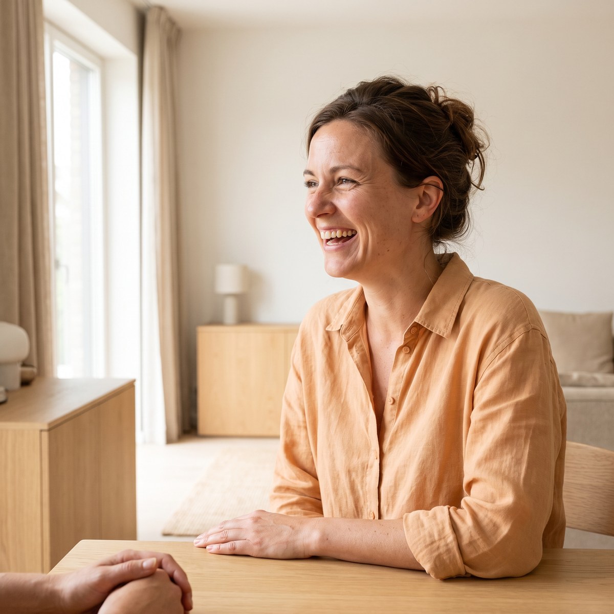 Lachende Frau um die 35